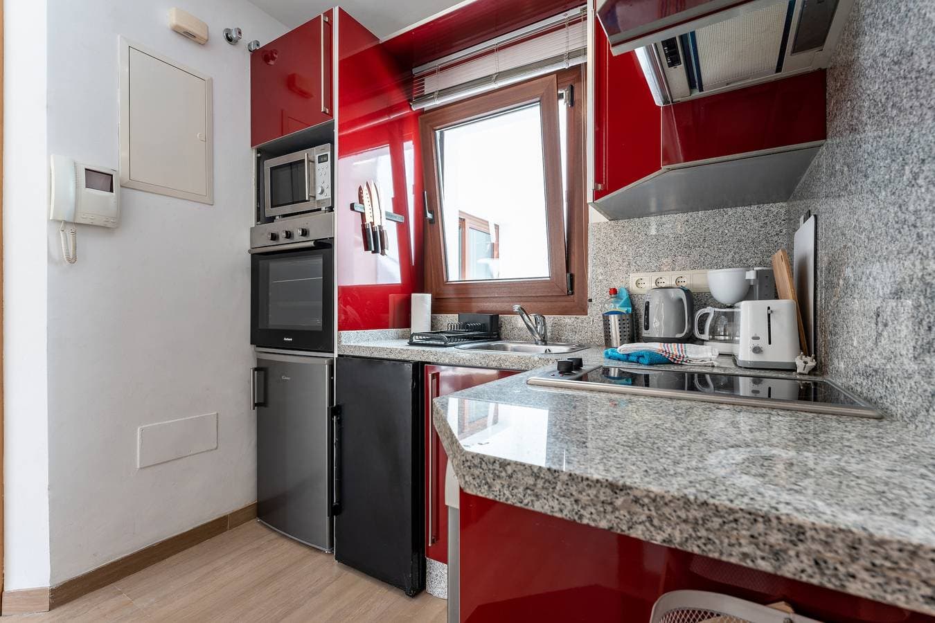 Foto 9 von 16: 'Strand-Ferienwohnung' mit Bergblick, Balkon und WLAN