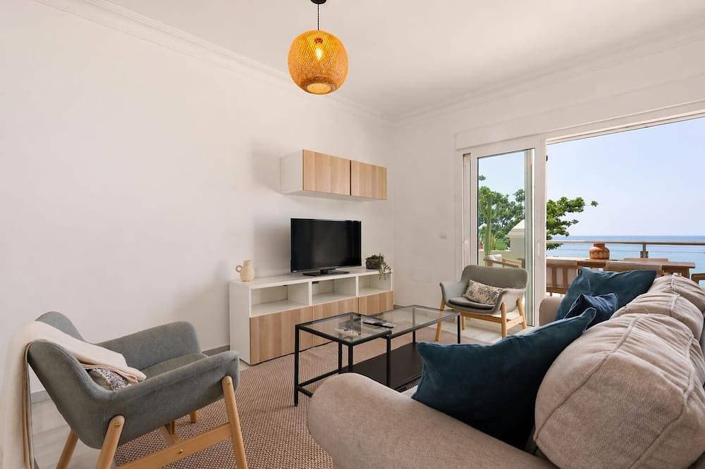 Foto 13 von 30: Apartment on the beachfront in Estepona,