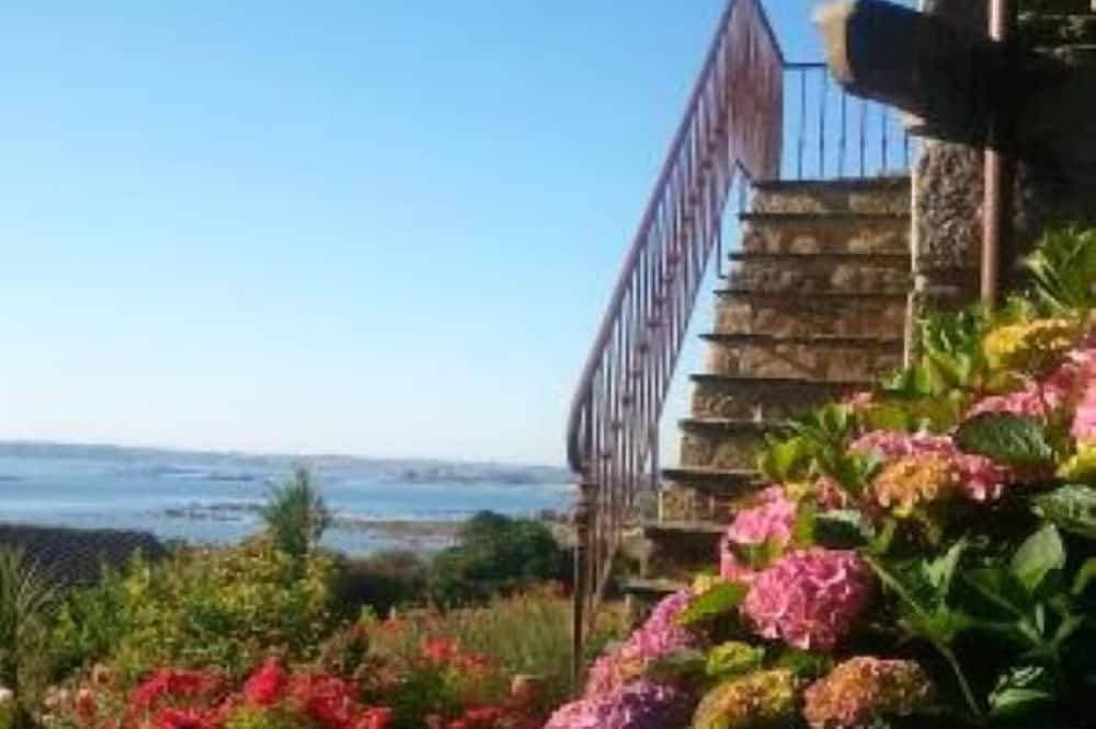 Apartment with panoramic view of Morlaix Bay, sandy beach 50m away 1