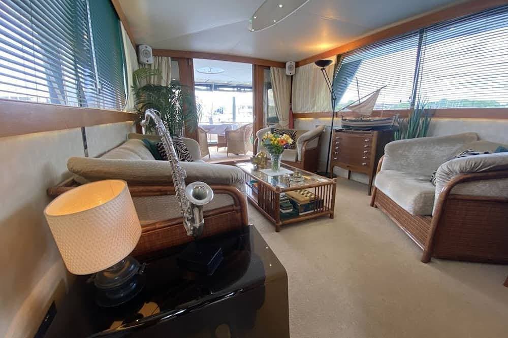 Foto 7 von 16: Classic Yacht Nadine with Hot Tub, Poole Harbour Bay