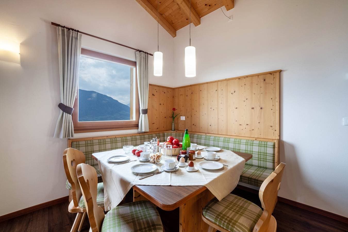 Foto 4 von 23: Gemütliche Ferienwohnung 'Gassbauerhof Ober' mit Balkon, Blick auf die Berge und WLAN