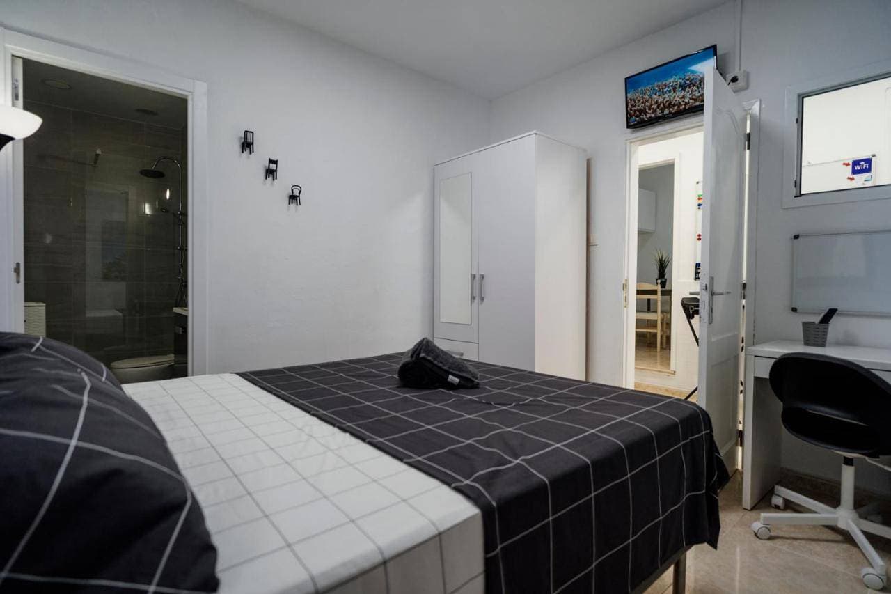 Foto 2 von 8: Standard Double Room with Shared Bathroom