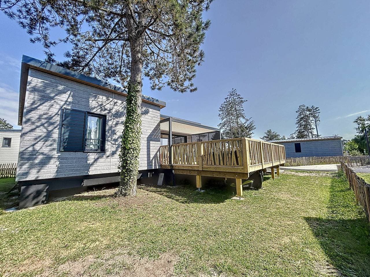 Foto 2 von 23: Luxus-Chalet mit Pool, WLAN, 6 Schlafplätze, Nähe Strand und Zentrum