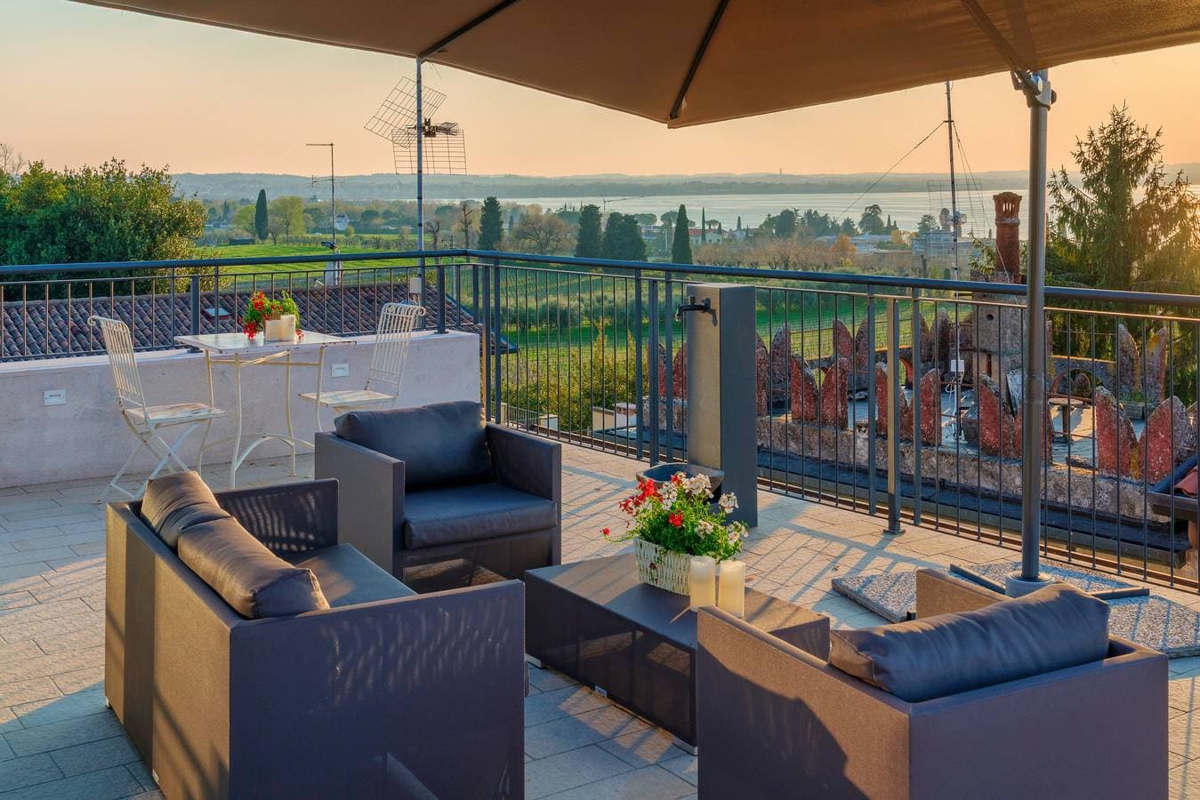 Foto 11 von 36: Regarda - Residenza Gj - piano T moderno bilocale con terrazza panoramica