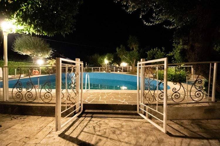 Foto 3 von 5: Villa with Private Pool