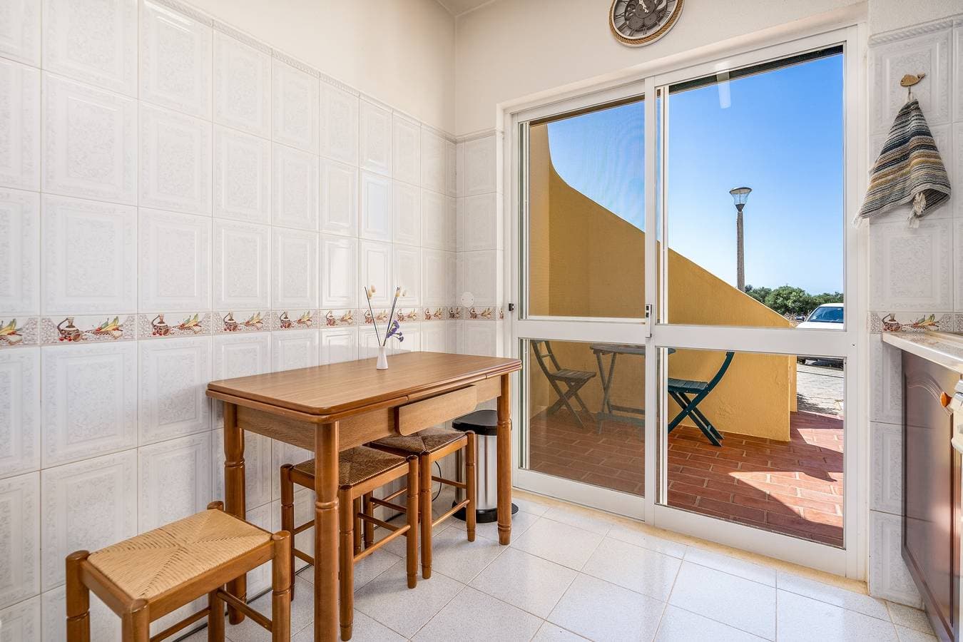 Foto 9 von 28: Ferienwohnung 'Casa verão Azul - Porches' mit Gemeinschaftspool, privater Terrasse und WLAN