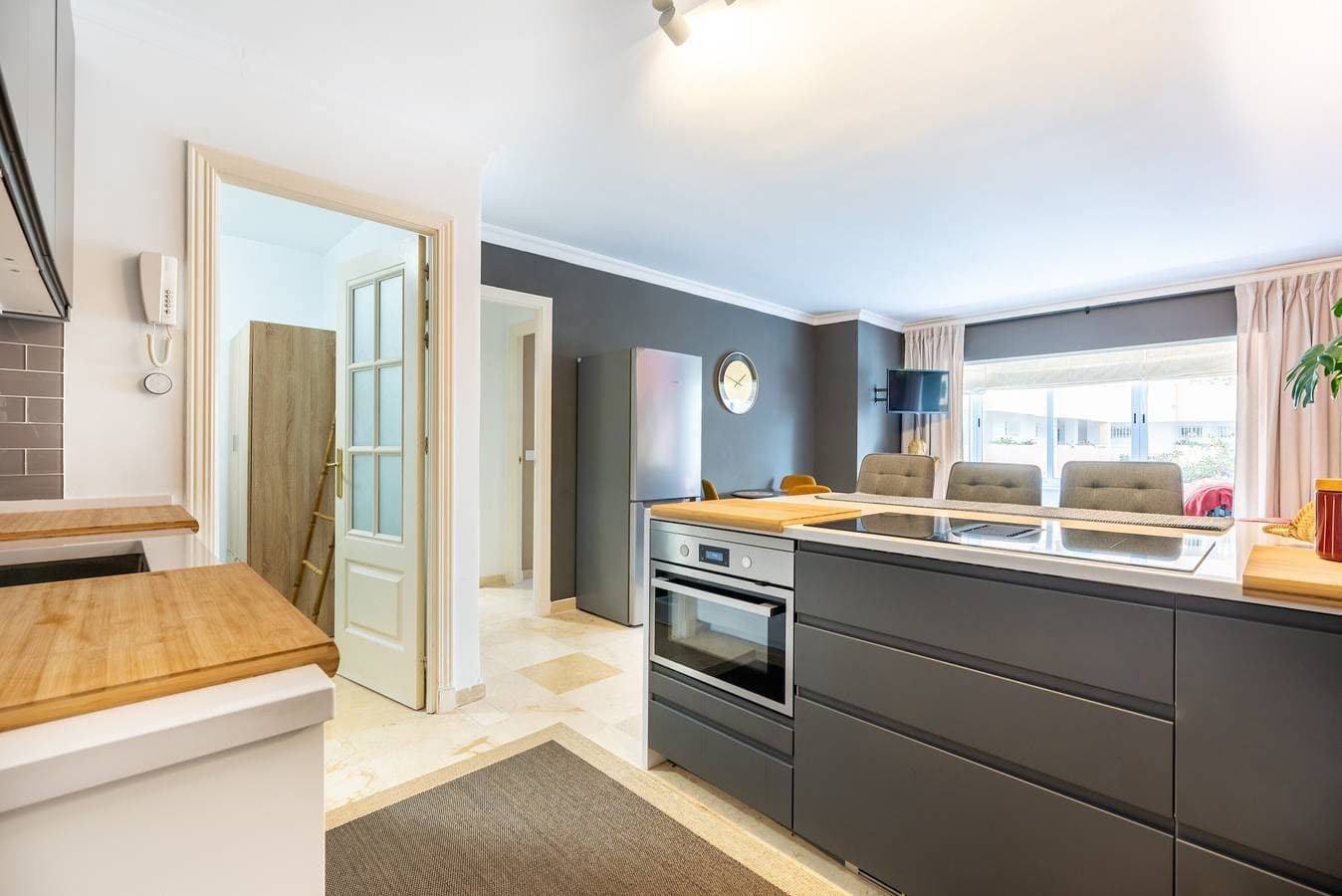 Foto 11 von 25: Ferienwohnung '1line Beach' mit Meerblick, WLAN und Klimaanlage