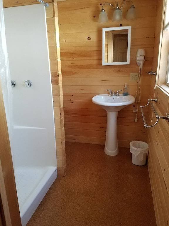 Foto 4 von 23: New Cottage In Town & im Wald mit einem kleinen Bach neben