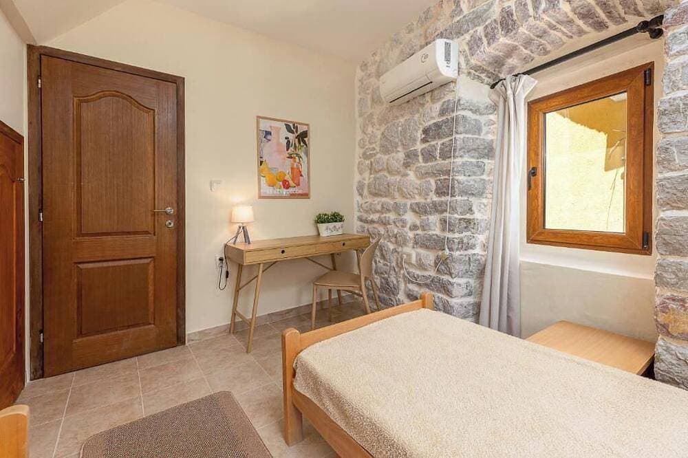Foto 5 von 30: Historic Waterfront House — Authentic Stone Gem on the Stunning Bay of Kotor