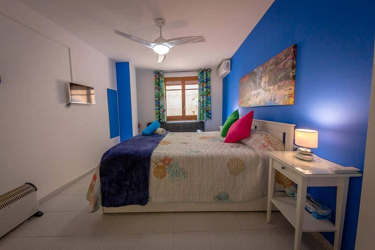 Foto 6 von 48: Large Double Room with Sofa Bed and Private Bathroom