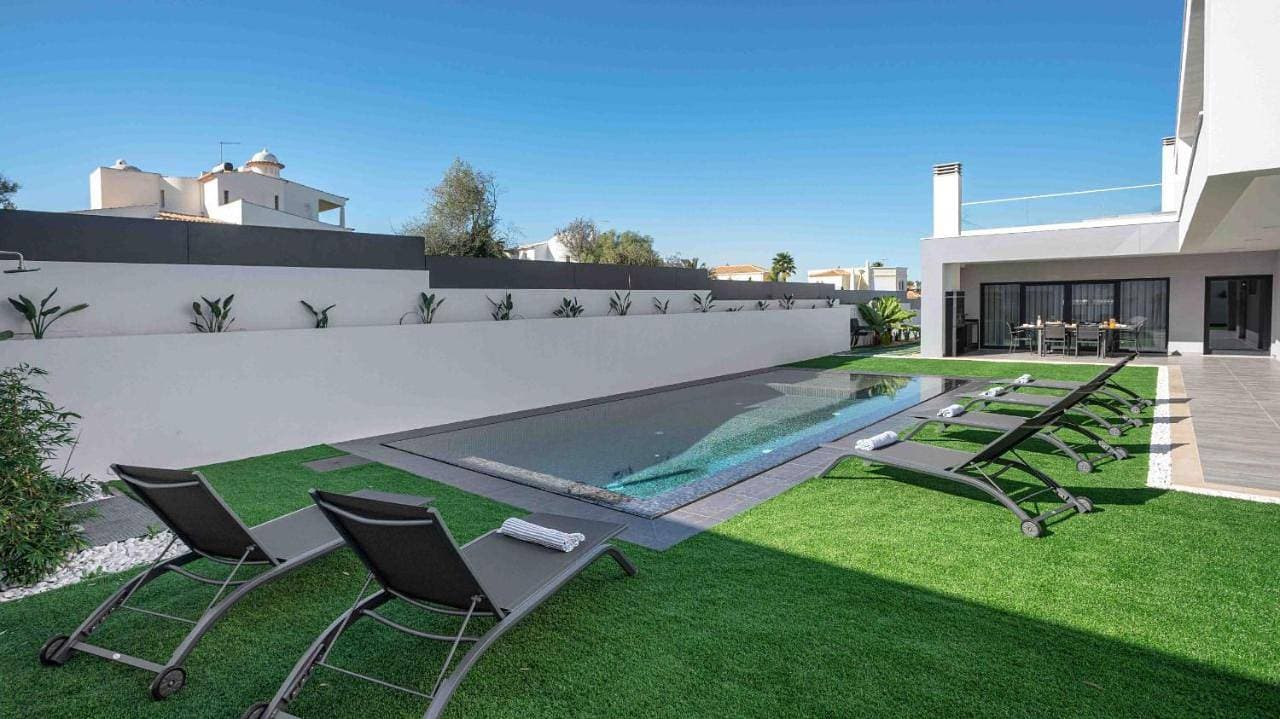 Private Alvor villa with pool and Jacuzzi 1
