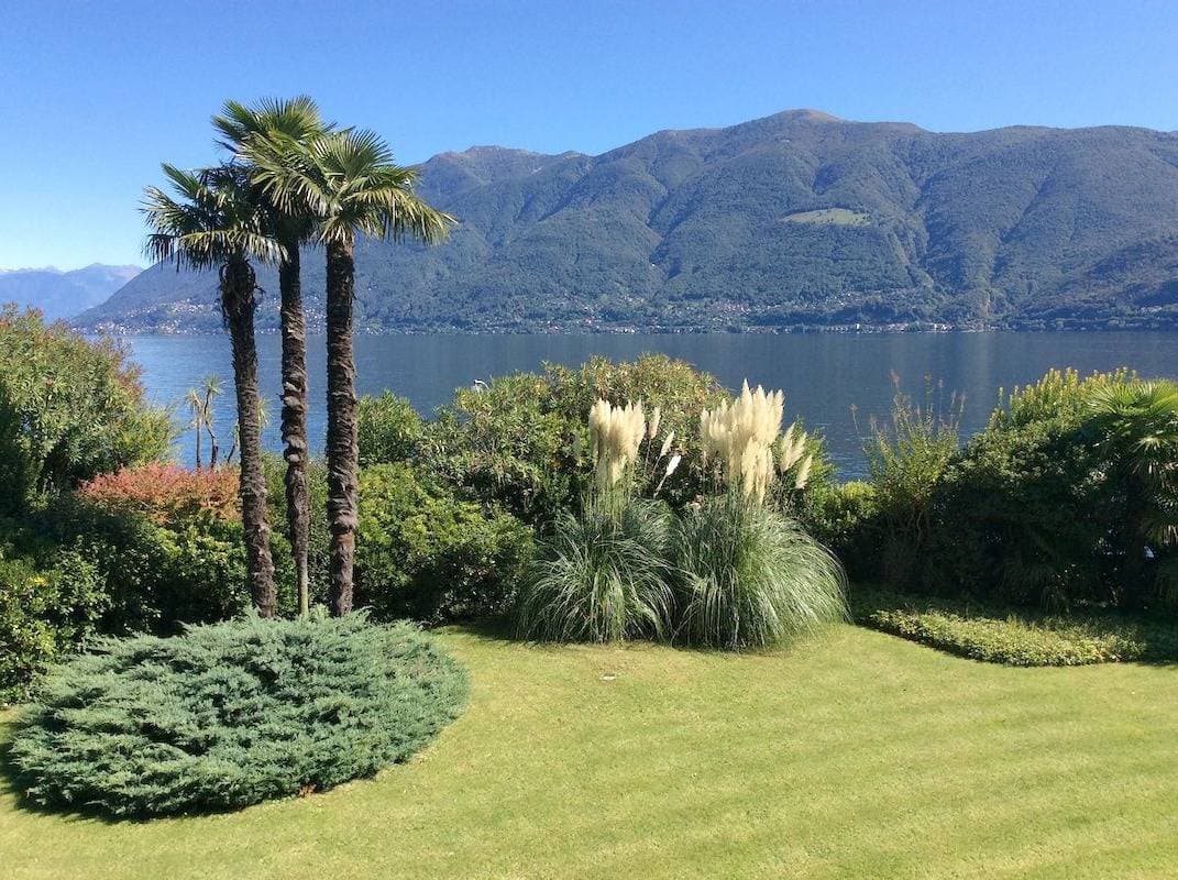 Foto 4 von 44: Ferienwohnung am Ufer des Lago Maggiore, grosse Terrasse mit Seeblick und Seezugang