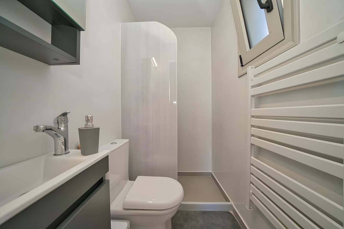 Foto 13 von 28: Heli View Apartment mit privatem Pool und Meerblick