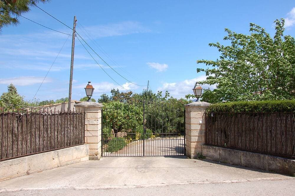 Foto 11 von 23: Die Villa verfügt über einen großen Garten mit einem langen rechteckigen Pool.