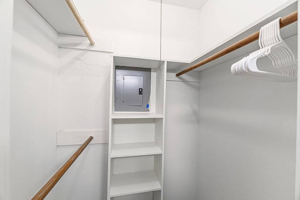 Foto 4 von 37: The Paris- Colorful 3Bedroom 2Bath Sfh w/Heated Pool Available