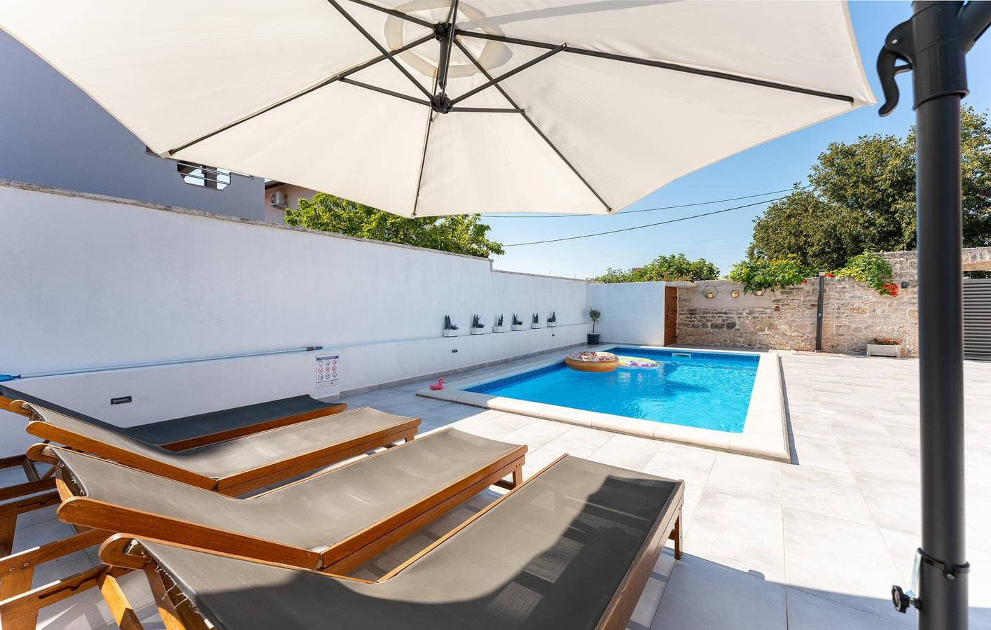Foto 12 von 27: Gemütliche 1-Zimmer-Wohnung mit Pool, WLAN und in Küstennähe – nur 2 km vom Strand entfernt!