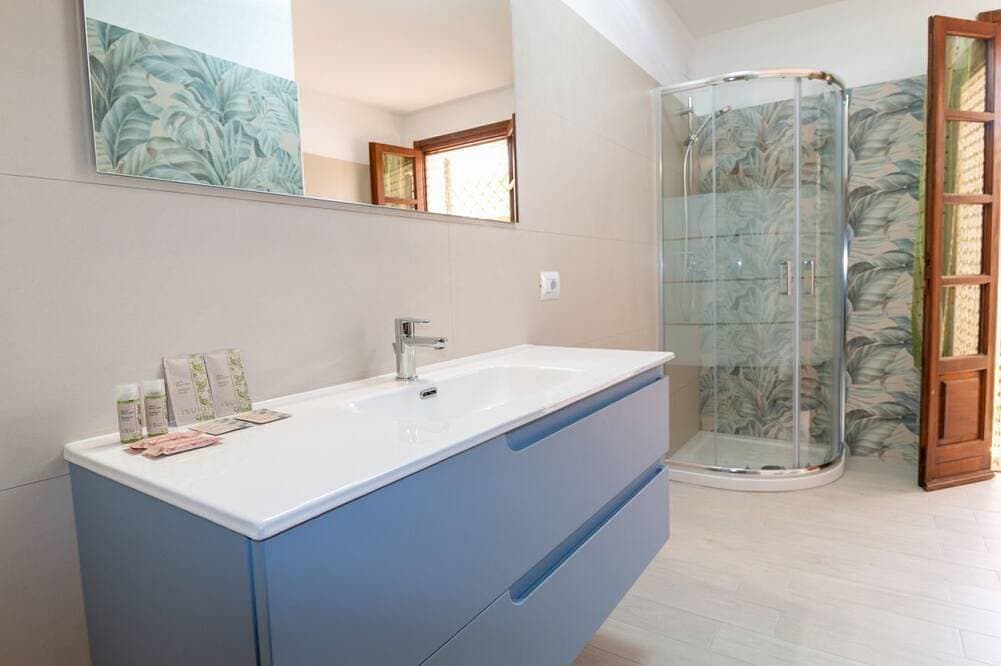Foto 6 von 27: Das Casa Sarchitteddu liegt in der Gegend von S'architteddu, nur wenige Schritte von den Stränden von S'Anea Scoada und Putzu Idu entfernt und heißt Sie während Ihres Urlaubs willkommen. Das Haus besteht aus einer Eingangshalle mit Wohnzimmer mit Fern