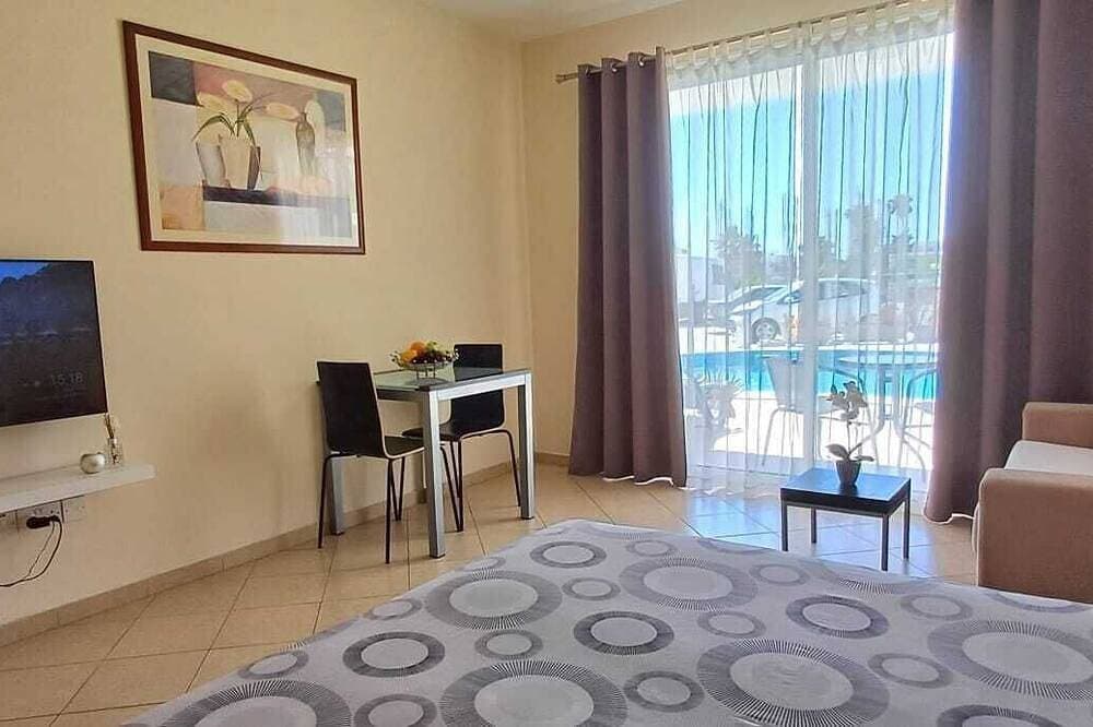 Foto 9 von 15: Kato Paphos Suites - Gf Studio Apartment. Pool View, Wi-Fi, a/c. Great Location