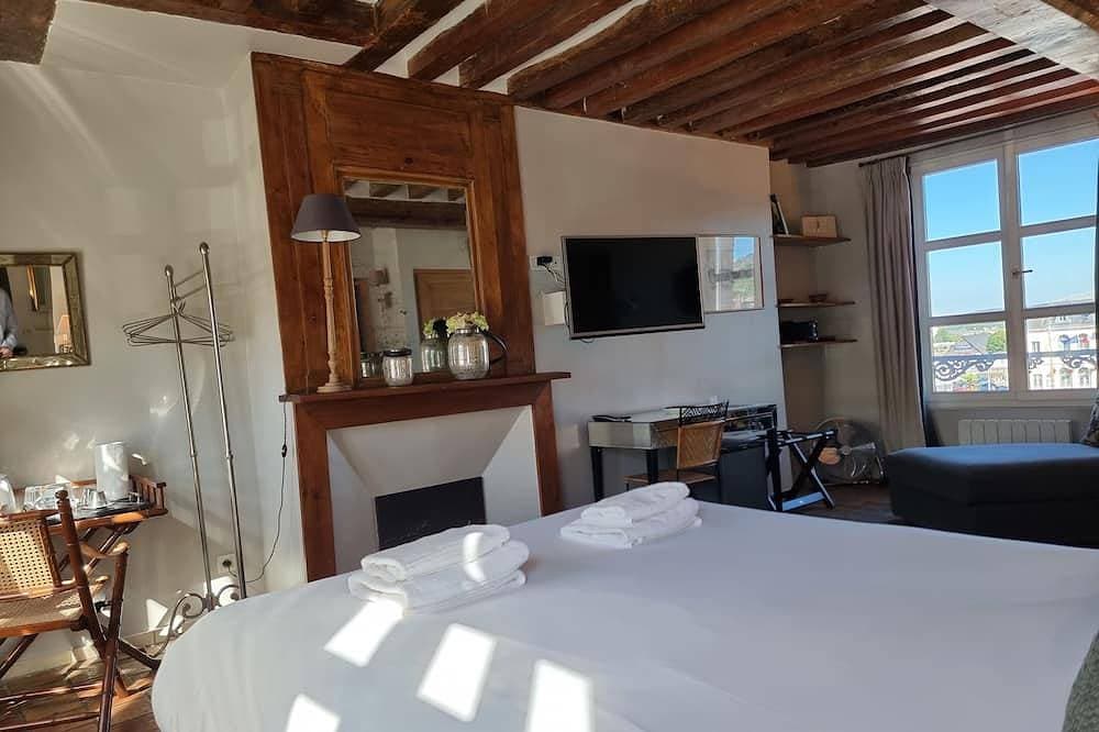 Foto 5 von 12: Houdaille 1 - Helle Suite mit Blick auf den Hafen von Honfleur