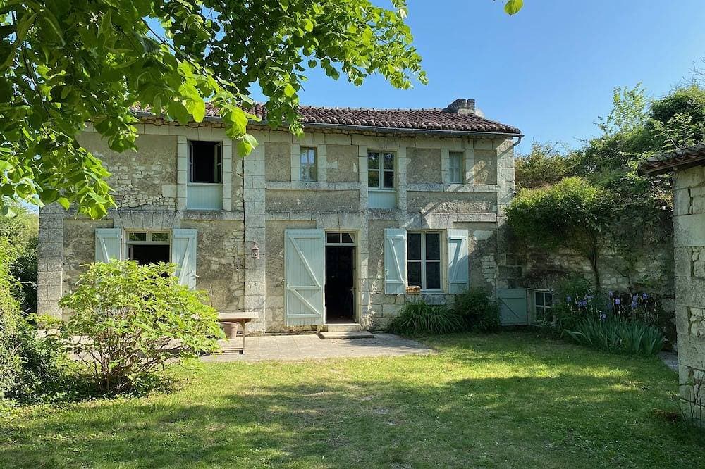 Charming house with swimming pool 1