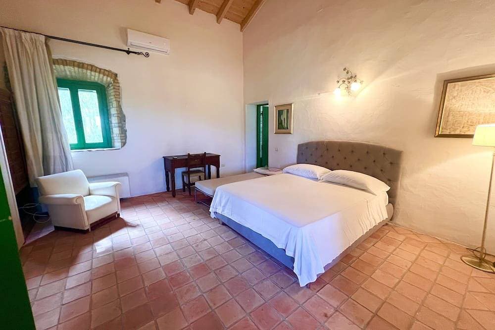 Foto 4 von 30: Detached villa sleeps 8/11 person  located inside the Monte Arcosu Park.