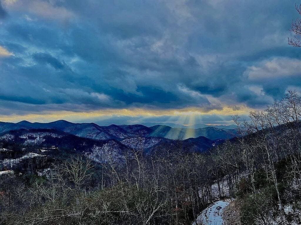 Foto 4 von 49: Awesome Views at High Elevations - 1 bedroom with King bed, 3 bath cabin