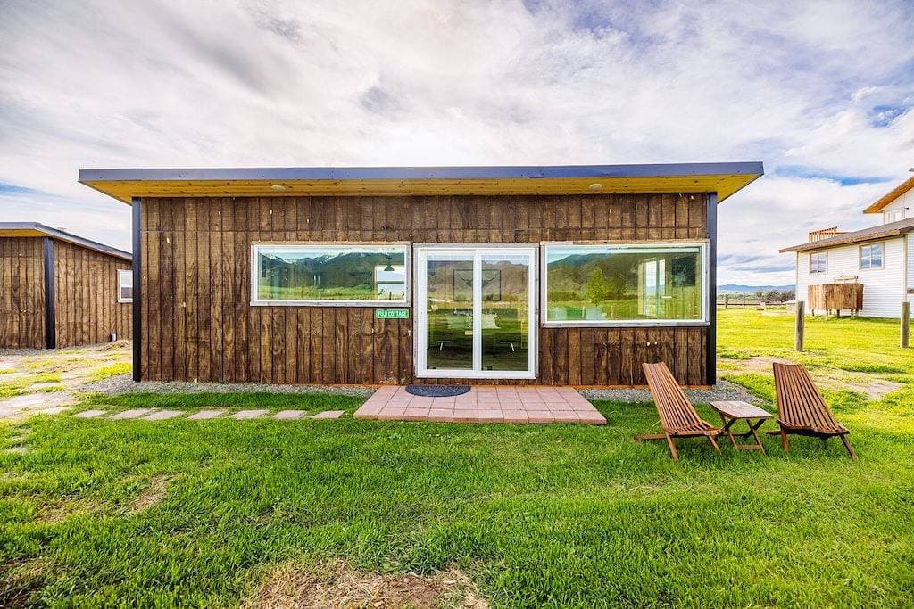 Foto 5 von 28: Off-grid tiny home in apple orchard with million-dollar mountain views!