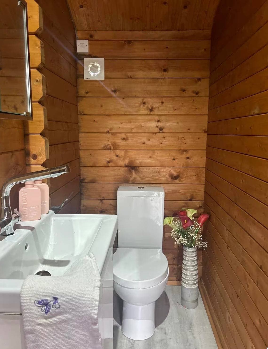 Foto 4 von 11: Blockhütte für 7 Personen mit Garten