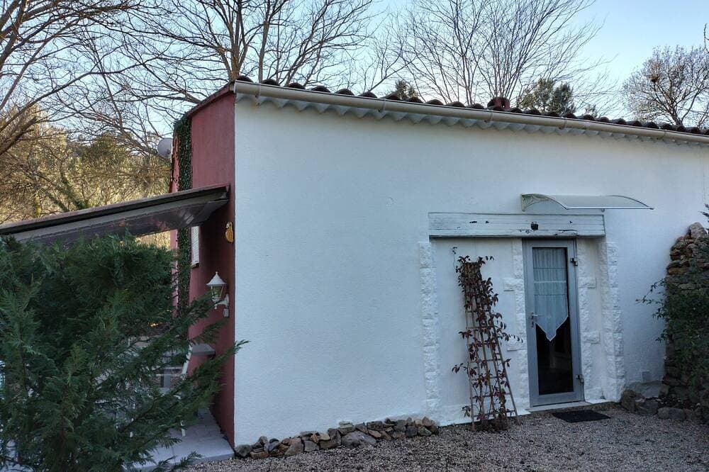 Foto 8 von 16: Hütte Rosmarin: in einem grünen unter der Mittagssonne entfernt.