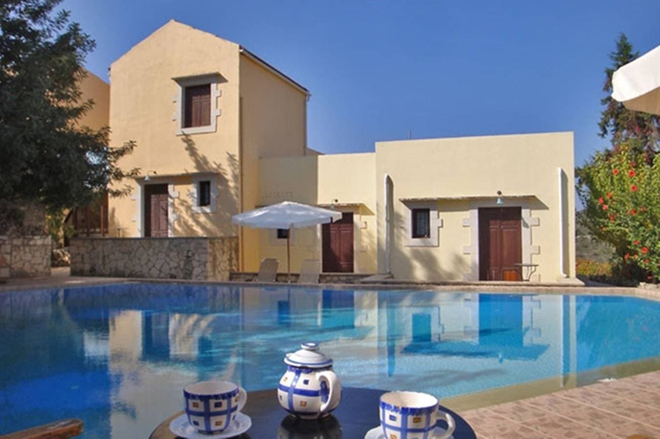 Foto 3 von 22: Heliopetra studios, small village near beaches