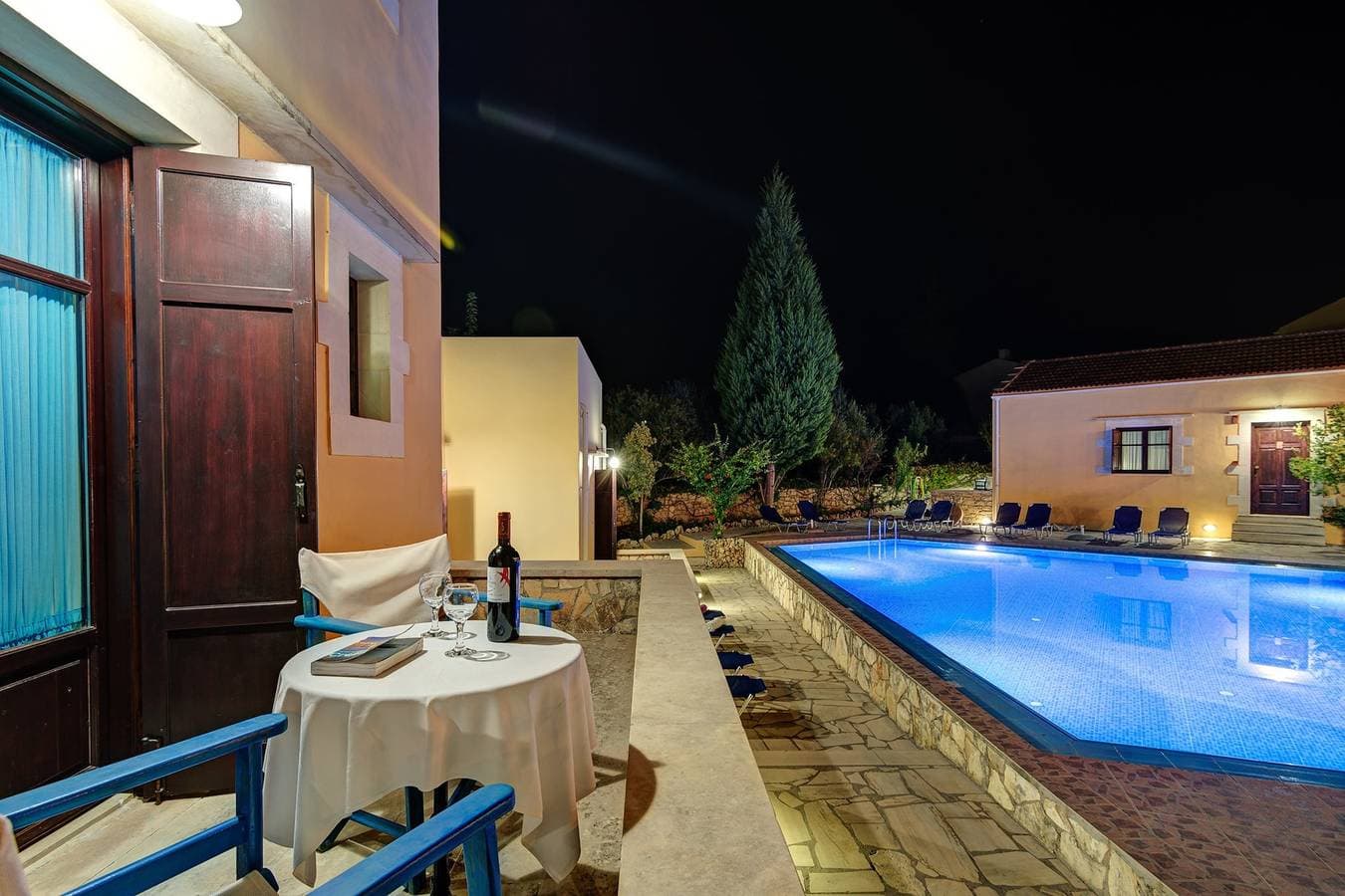 Foto 5 von 22: Heliopetra studios, small village near beaches