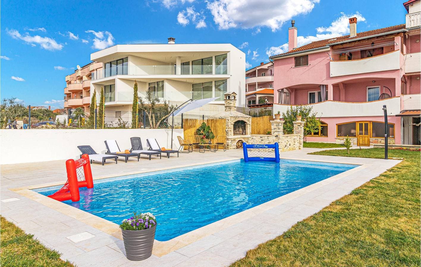 Foto 2 von 24: Urlaub am Meer: Gemütliche Ferienwohnung mit Pool, Terrasse und WLAN