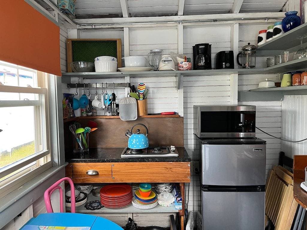 Foto 9 von 30: Tiny home steps from the beach.