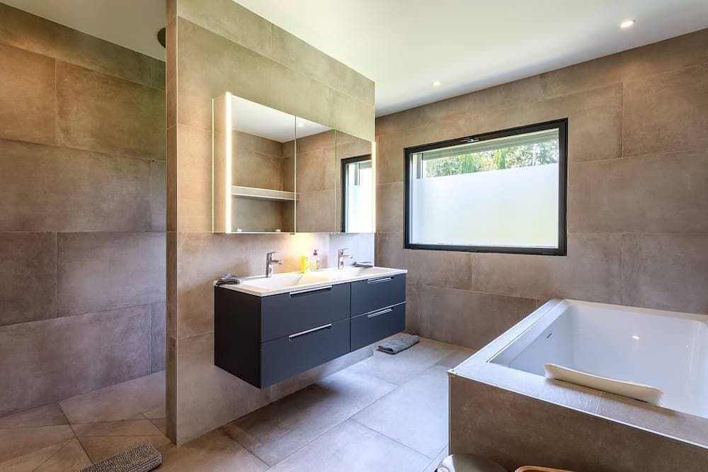Foto 9 von 30: Luxury Villa with 15m Infinity Pool & Pool House