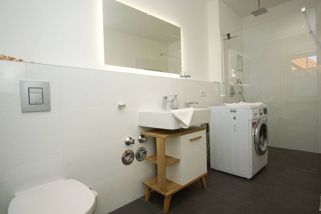 Foto 8 von 21: Moderne Ferienwohnung mit eigener Terrasse - Haus Inselwind FeWo MEERstille