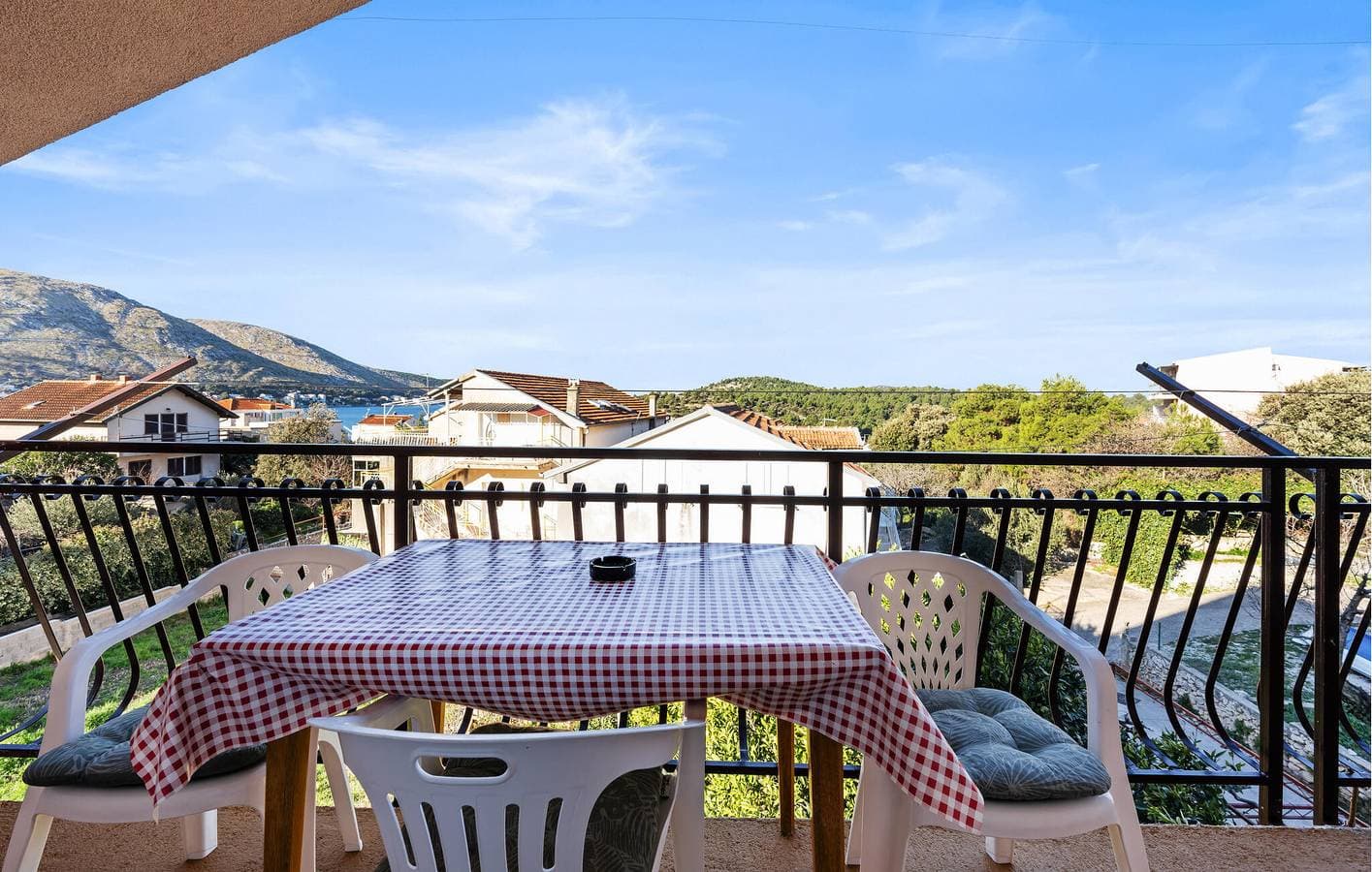 Foto 3 von 26: Apartment am Meer mit Terrasse, Küche und Parkplatz – 700 m vom Camp Vala entfernt