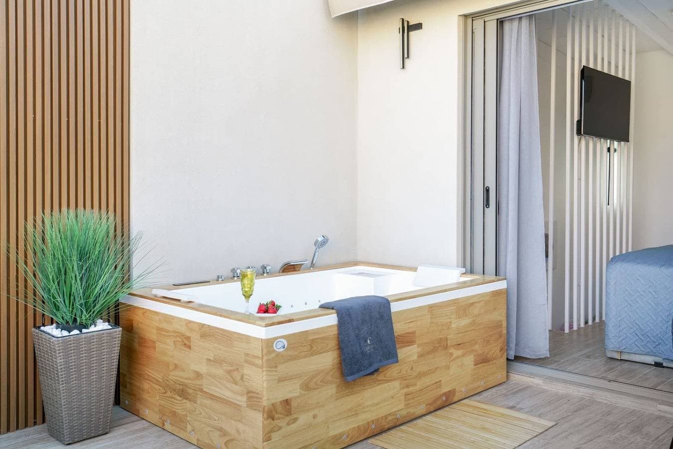 Foto 8 von 50: New Seaview Suite w/ Jacuzzi, 40 m to Beach & Shops