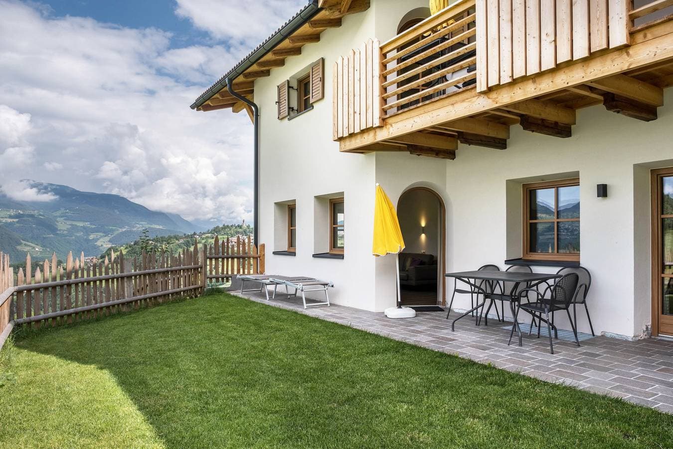 Foto 3 von 41: Ferienwohnung "Schlosshof Rotkäppchen" mit Bergblick, Privatem Garten und WLAN