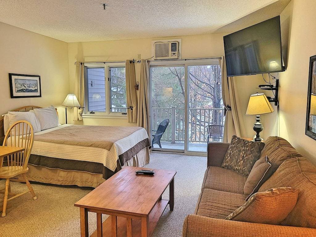 Foto 7 von 16: Kitchen, AC, deck, mountain view, pool, ski shuttle. Lc213 by Lrs