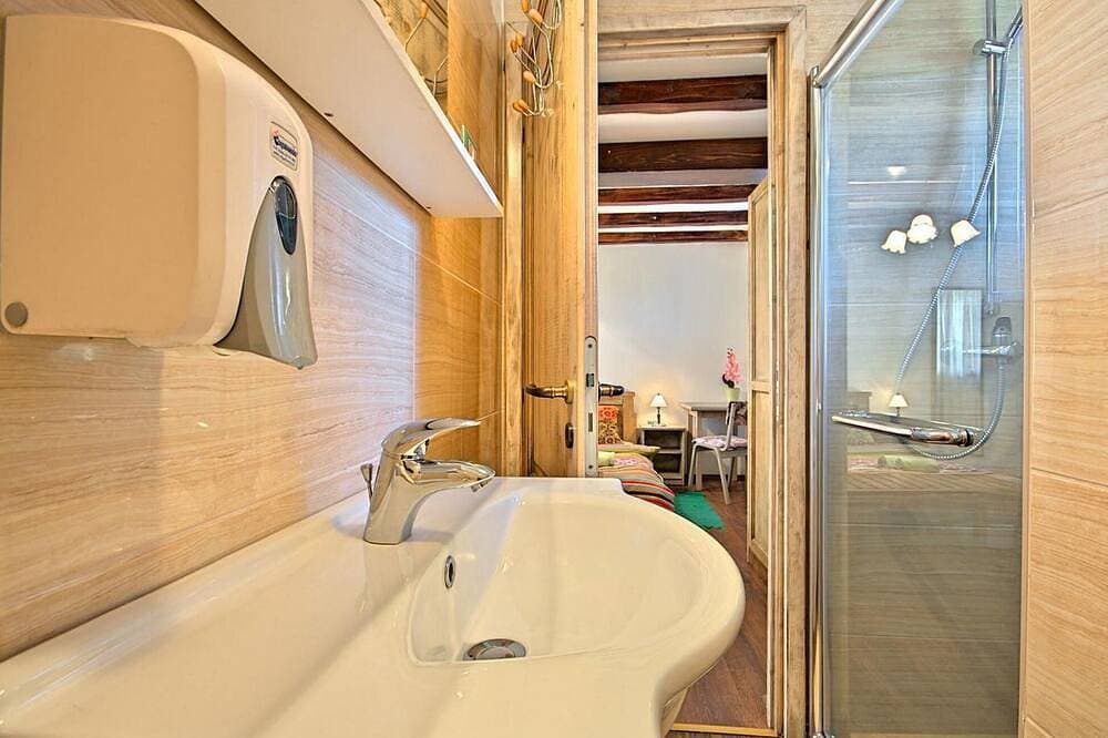 Foto 12 von 30: Atemberaubendes Haus in Tinjan mit privatem Swimmingpool, der sowohl drinnen.