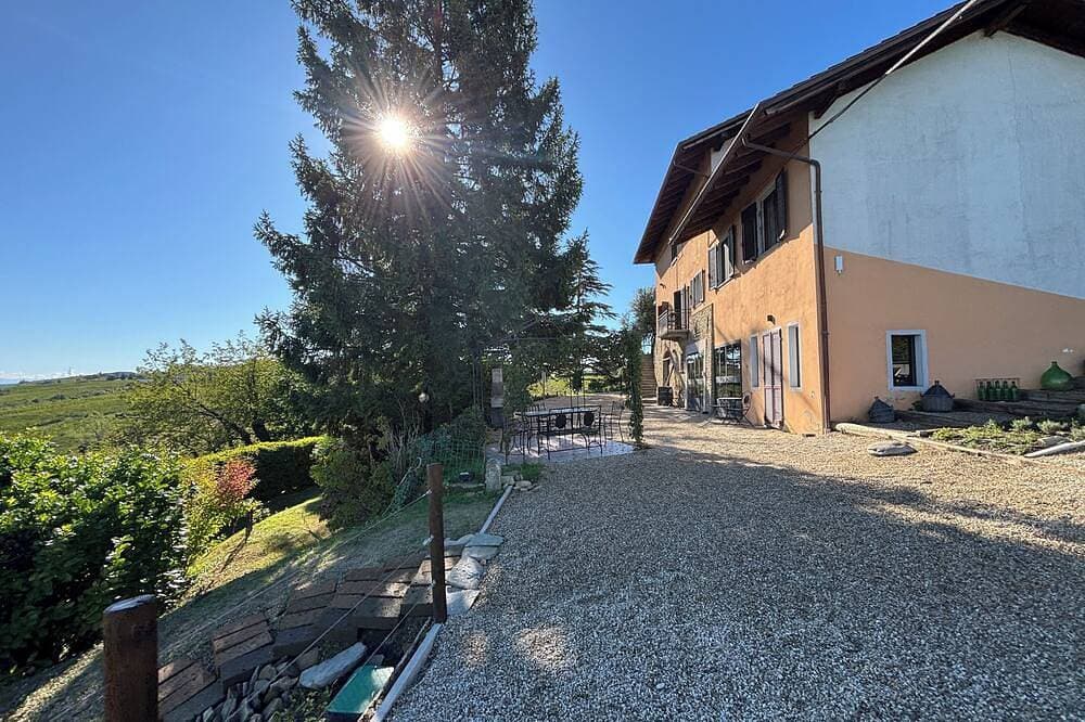Relais Portaluna delle Langhe / 7Br, Sleeps 18, AC, Pool, Garden, Vineyard Views 1