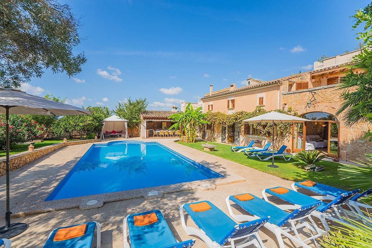 Foto 2 von 27: Ferienhaus Es Porrassar mit Bergblick, Pool, WLAN, Klimaanlage, Terrassen und Garten