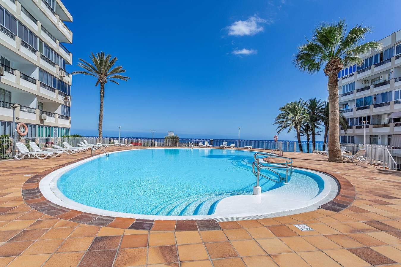 Foto 2 von 28: Neu renovierte Ferienwohnung direkt am Meer mit Meerblick und Klimaanlage