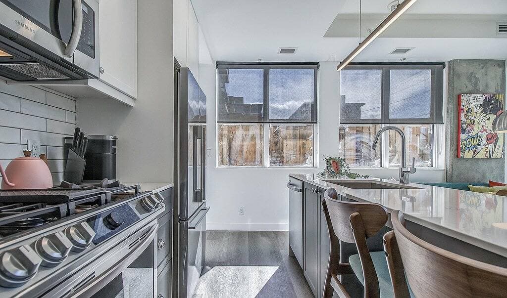 Foto 10 von 49: Vibrant & Modern Condo with Patio near Lrt