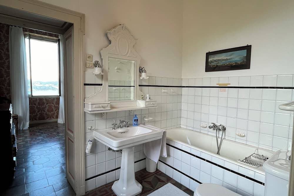 Foto 8 von 30: Stunning Lake Maggiore Villa, pool and panoramic views, timeless Italian charm