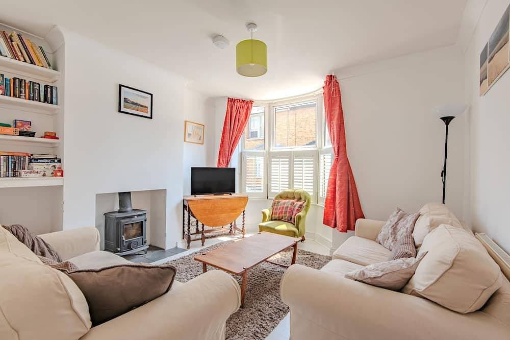 Quaint fisherman’s cottage tucked away in a quite Deal street 1