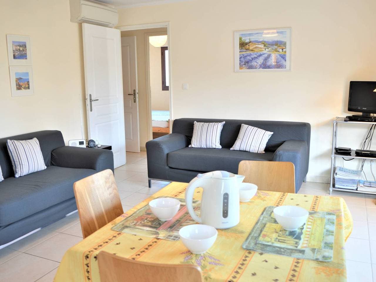 Foto 9 von 14: Geräumige 3-Zimmer-Wohnung mit Terrasse, WLAN und Garage nahe Stadtzentrum und Strand