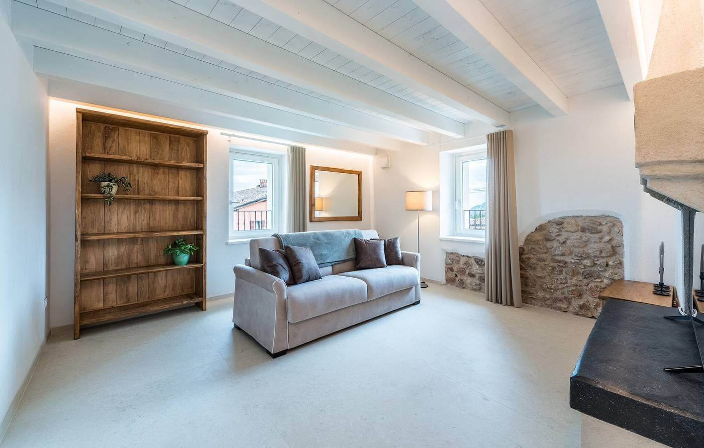 Foto 4 von 47: Ferienunterkunft mit Seeblick, AC, Pool, Parkplatz & WiFi