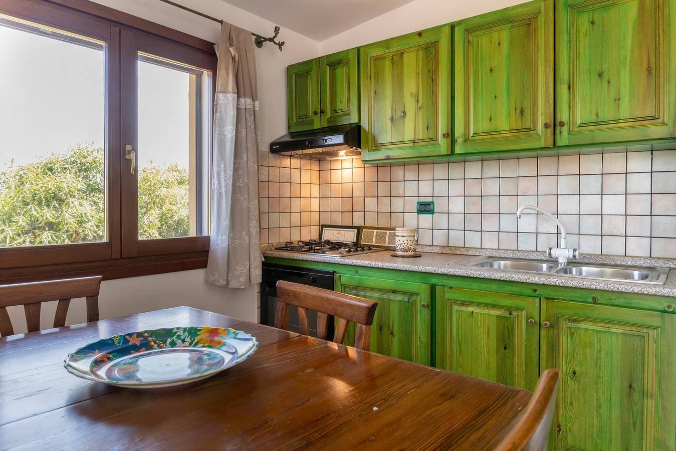 Foto 10 von 33: Ferienhaus „Vista Mozzafiato ad Isola Rossa“ mit Meerblick, privater Terrasse & Klimaanlage