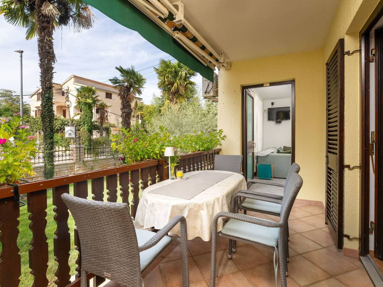 Mit Terrasse 1
